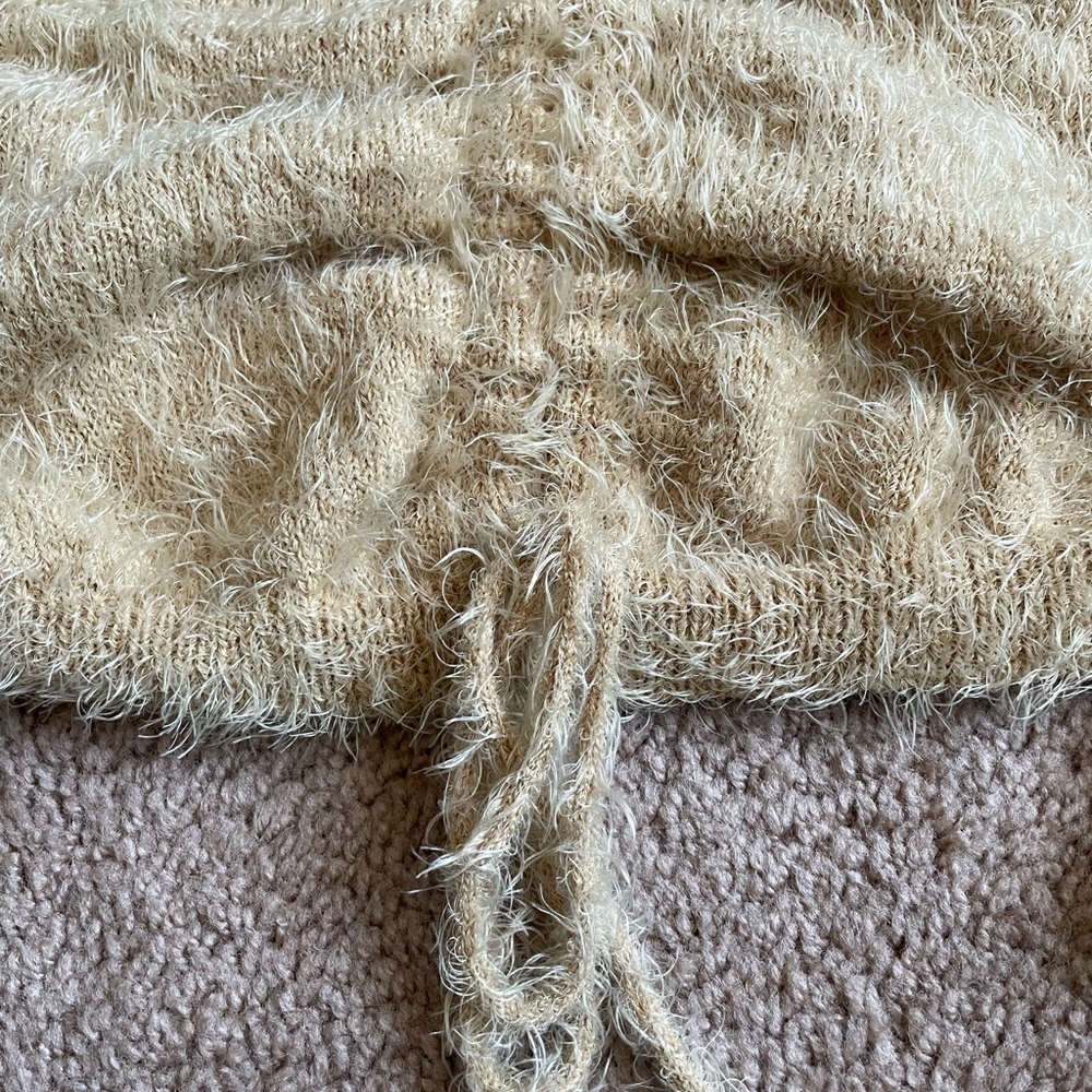 Fluffy Ruched Cropped Sweater - Picture 4 of 4